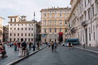 Roma'nın tarihi merkezinde Navona Meydanı'nda turistler. 
