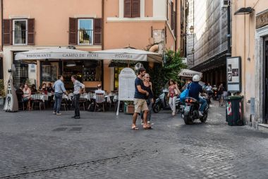 Kaldırım restoran ile turist Campo di Fiori kare squar