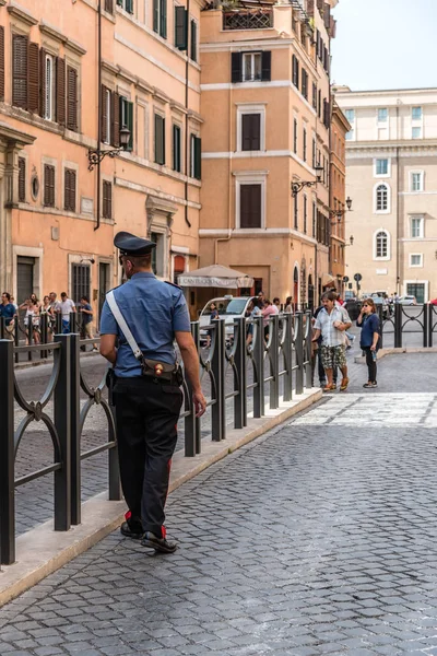 Policía y turistas en la calle tradicional en la c histórica —  Fotos de Stock