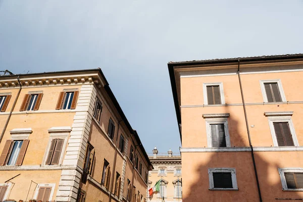 Vista ad angolo basso di vecchi edifici nel centro storico di Roma a s — Foto Stock