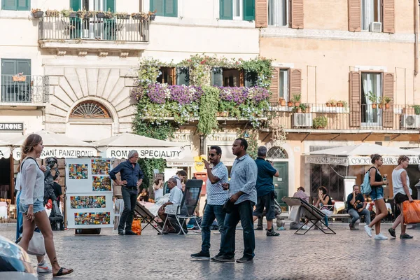 Turisti in Piazza Navona nel centro storico di Roma . — Foto Stock