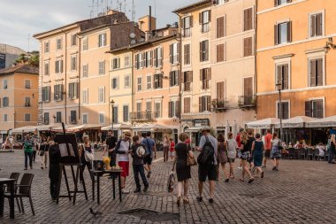 Ro tarihi merkezinde Campo di Fiori Meydanı'nda turistler