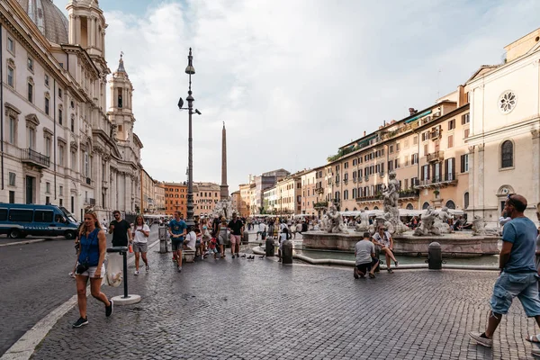 Tourists in Navona Square in the historical centre of Rome. — Stock Photo, Image