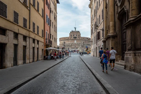 Tourists in traditional street in the historical centre of Rome. — Stock Photo, Image