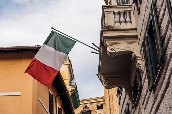 Vista ad angolo basso di vecchi edifici nel centro storico di Roma — Foto Stock