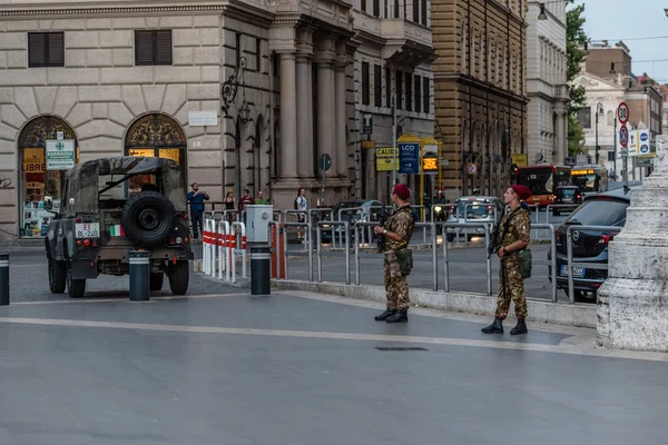 Soldados italianos custodiando la Piazza Cavour en Roma . — Foto de Stock