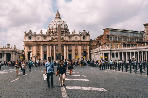 Praça St Peters com uma multidão de turistas por dia de verão — Fotografia de Stock