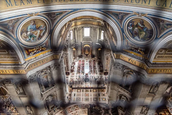 Vista ad alto angolo dell'interno della Cattedrale di San Pietro dal — Foto Stock