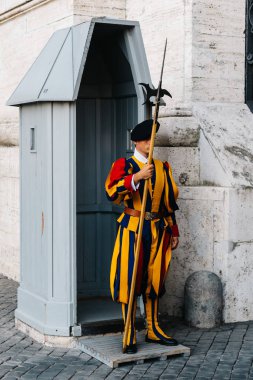 Papa'nın İsviçreli muhafızlar ayakta görevinden
