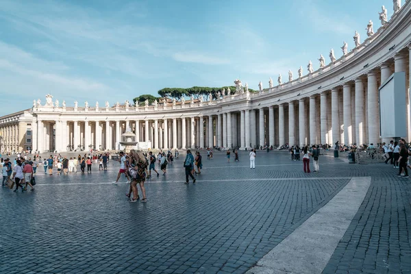 St Peters Square z tłumem turystów dziennie lato — Zdjęcie stockowe