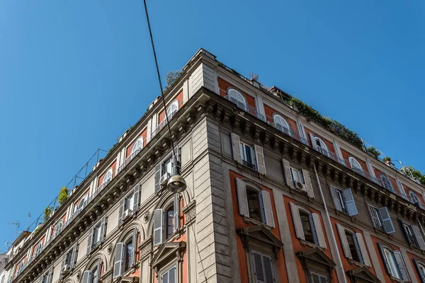 Roma'nın tarihi merkezinde bir güneşli inşa düşük açılı görünüş 