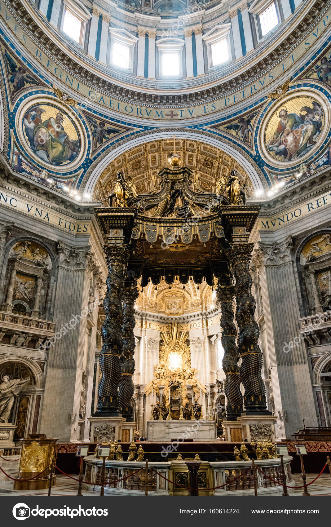 Personnes à l\'intérieur de la cathédrale St Peters — Photo ... Personnes à l\'intérieur de la cathédrale St Peters — Photo ...