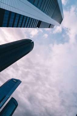 Gökdelen gökyüzü iş bölgesinde, düşük açılı görünüş