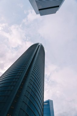 Gökdelen gökyüzü iş bölgesinde, düşük açılı görünüş