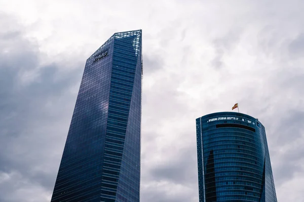 Visão de baixo ângulo do arranha-céu no distrito de negócios contra o céu — Fotografia de Stock