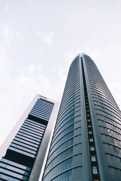 Nízký úhel pohledu mrakodrapu v obchodní čtvrti proti obloze — Stock fotografie