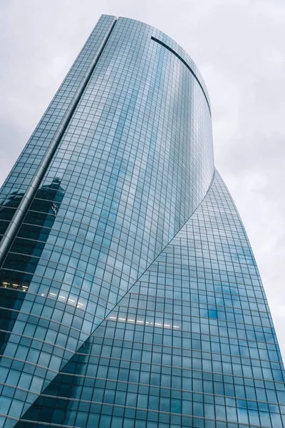 Low angle view of  skyscraper in business district against sky — Stock Photo, Image