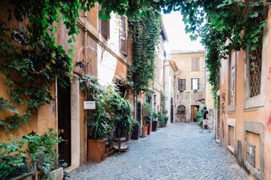 Trastevere pitoresk Yaya Caddesi güneşli yaz günde ben