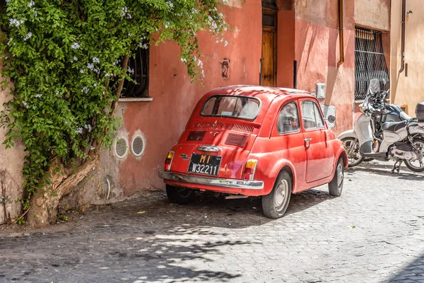 Red italian car parked in a picturesque street in Trastevere a s — Stock Photo, Image