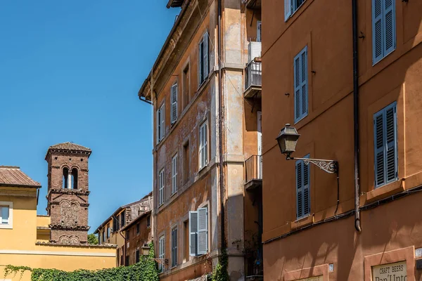 Lage hoekmening van historische gebouwen in Trastevere een pittoreske — Stockfoto
