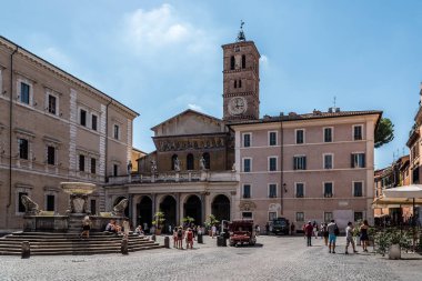 Fontana ve kilise di Santa Maria in Trastevere güneşli yaz d a