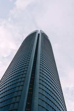 Gökdelenler gökyüzü karşı iş bölgesinde, düşük açılı görünüş