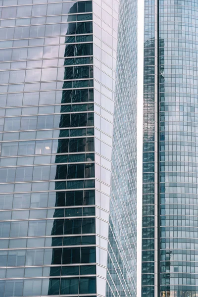 Vista de bajo ángulo de los rascacielos en el distrito de negocios contra el cielo — Foto de Stock