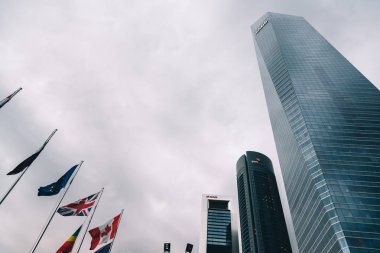 Gökdelenler gökyüzü karşı iş bölgesinde, düşük açılı görünüş