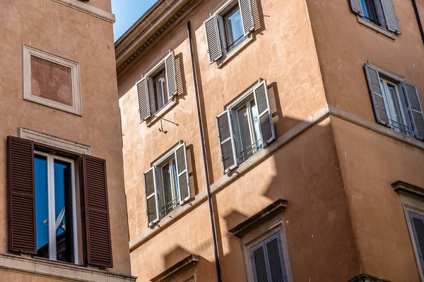 Lage hoek bekijken van oude gebouwen in het historische centrum van Rome een s — Stockfoto