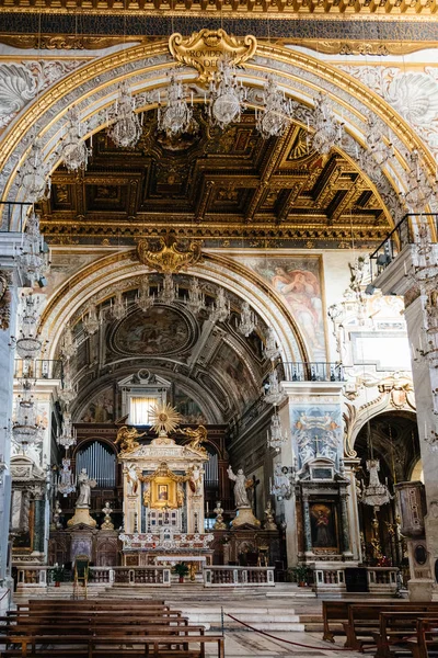 Turisté lezení Scalinata dell'Ara Coeli slunečného letního da — Stock fotografie