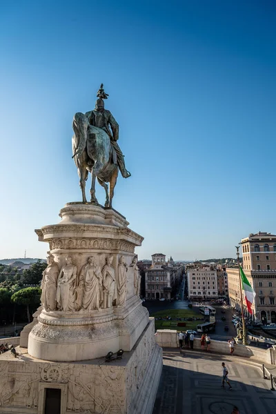 Vittorio Emanuele bir güneşli yaz da Roma'da atlı heykeli — Stok fotoğraf