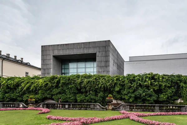 University of Mozart in Mirabell Gardens in Salzburg a rainy day — Stock Photo, Image