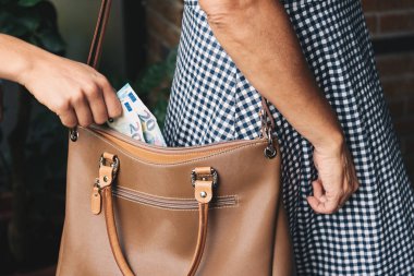 Yankesici hırsız kadın deri çanta para çalıyor