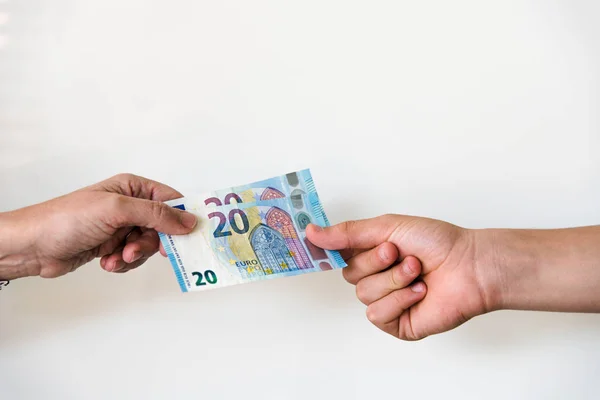 Hand einer Frau gibt einem jungen Mann Eurogeld — Stockfoto