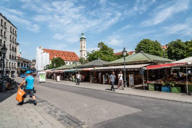 Viktualienmarkt görünümünü bir güneşli gün yaz
