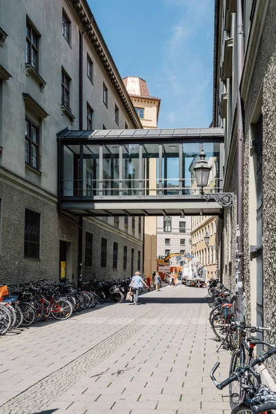 Vacker utsikt över gatan i historiska centrum av München en sunn — Stockfoto