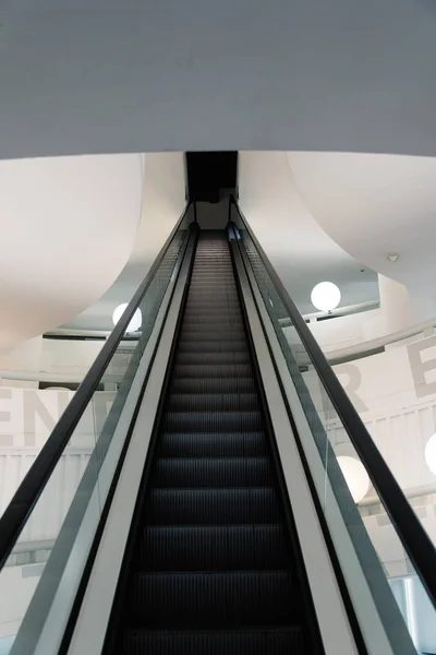 Strzał wnętrz schody ruchome Muzeum Bmw w Monachium — Zdjęcie stockowe