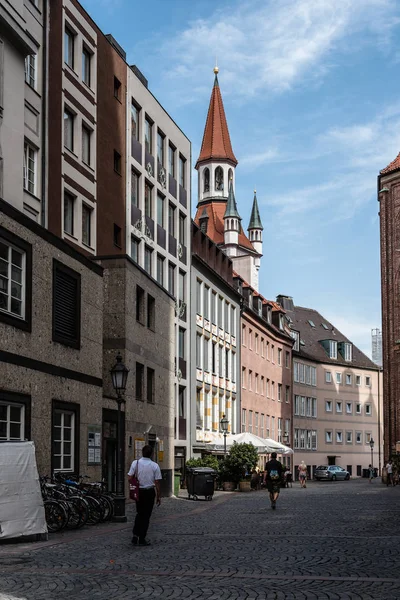 Malowniczy widok ulicy w zabytkowym centrum Monachium sunn — Zdjęcie stockowe