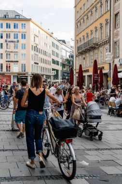 Gün batımında Münih şehir merkezinde Caddesi'nin doğal görünümü