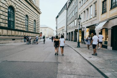 Doğal görünümü ile lüks ticari Caddesi'nin şehir yüzde depolar