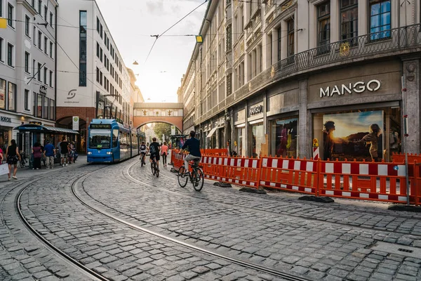 Vista panorámica de la calle comercial con tiendas de lujo y una multitud — Foto de Stock