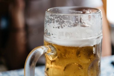 Bira kavanoz ve arka plan bulanıklık.