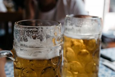 İki bira kavanozlar ve arka plan bulanıklık.
