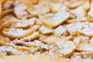 Ev yapımı rustik elmalı turta yakın çekim.