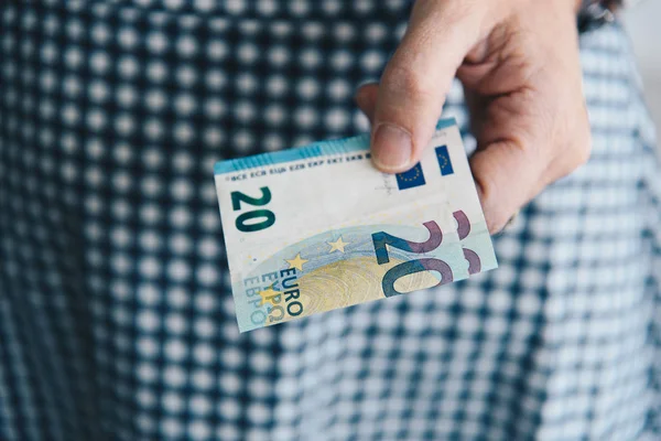 Hand einer Frau mit einem Stapel Euros — Stockfoto