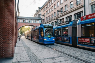Tramvaylar lüks ile ticari sokakta doğal görünümünü depolar