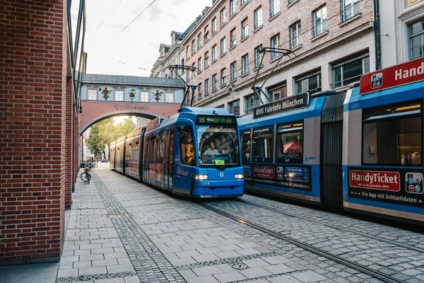 Tramvaylar lüks ile ticari sokakta doğal görünümünü depolar