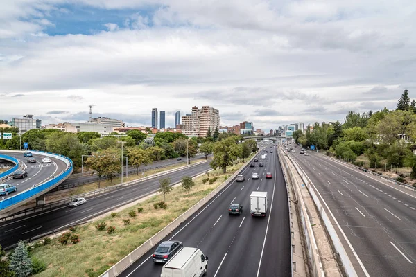 M30-as autópálya egy felhős nap Madridban — Stock Fotó