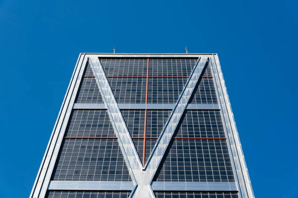 Låg vinkel syn på Europas Gate towers mot blå himmel — Stockfoto