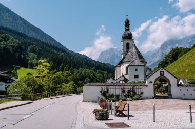 Küçük beyaz Kilisesi karşı dağlar doğal görünümünü